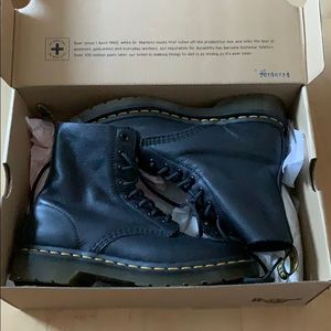 black dr marten shoes [FIRM PRICE]